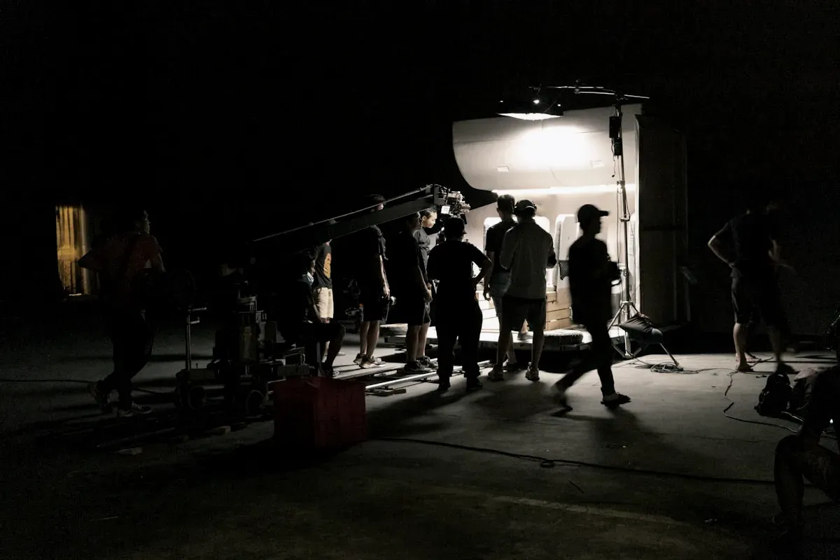 Crew ställer in lampor på ett set i varmt ljus